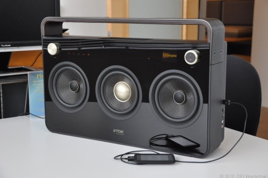 TDK sort des boomboxes, Monster des casques Daft Punk … TDK remet les boomboxes à la mode Nouveau PMP chez Philips : Le Gogear Connect Après les casques Dr Dre, Monster sort les casques Daft Punk Gloria : Future tablette star de Samsung ?