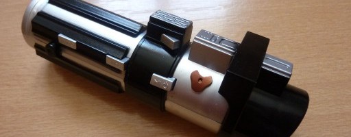 Sabre laser MP3 Star Wars Pour beaucoup de personnes, Star Wars c’est seulement 6 films sortis au cinéma entre 1977 et 2005. En fait, il ne faut pas oublier que Star Wars c’est aussi tout un univers étendu