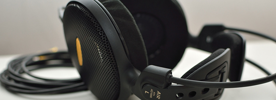 Audio-Technica ATH-AD1000 – Que de détails ! Casque ouvert relativement haut de gamme de chez Audio-Technica, l’ATH-AD1000 est un modèle particulièrement intéressant que tout amateur de musique devrait avoir la chance d’auditionner au moins une fois dans de bonnes conditions.