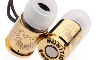 Une balle dans l’oreille. Munitio nous présente sa dernière gamme de balle 9mm qui ravira nos amis de la NRA ou plutôt ses derniers écouteurs intitulés « Nine Millimeter Earphones ». En plus d’être d’un design hors du commun ils sont composés de matériaux plutôt généreux.