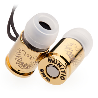 Une balle dans l’oreille. Munitio nous présente sa dernière gamme de balle 9mm qui ravira nos amis de la NRA ou plutôt ses derniers écouteurs intitulés « Nine Millimeter Earphones ». En plus d’être d’un design hors du commun ils sont composés de matériaux plutôt généreux.