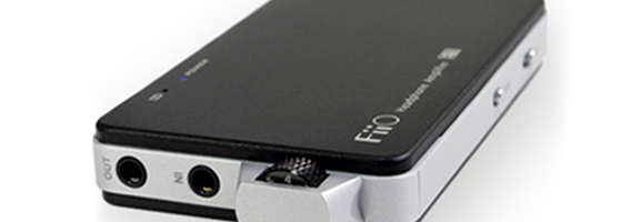 Test Fiio E11 Après le Fiio E5, le Fiio E7, voici maintenant le test du dernier ampli casque de Fiio : le E11. Présenté comme leur meilleur ampli casque le E11 promet beaucoup à un tarif serré. Alors Fiio, promesses tenues ?
