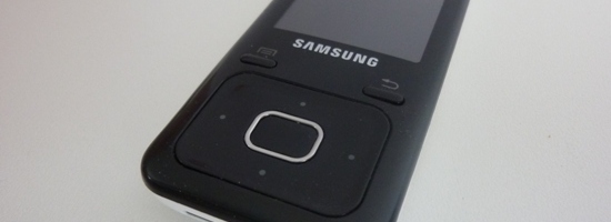 Test Samsung YP-Z3 Certains pensaient que Samsung délaisserait complètement sa gamme de baladeurs classiques pour se concentrer sur les Galaxy Player tournant sous Android. Mais comme chaque année pour la rentrée scolaire, Samsung a présenté une nouvelle gamme de baladeurs mp3 composée cette fois des YP-R2, YP-Z3 et YP-F3.