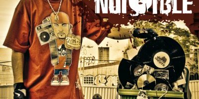 Dans ma platine : G-Zon Arrivé le 12 septembre dernier dans les bacs, le premier solo de G-Zon du groupe La Meute ne laissera pas indifférents les passionés de Hip-Hop, en effet ce qui nous frappe à la première écoute de ce LP c’ est la passion que le MC a pour son art.