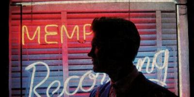 Chris Isaak : Beyond The Sun Ahhhhh Chris Isaak, le Chris Isaak de « Blue hotel » et de « Wicked Games », le fils caché d’Elvis qui faisait fondre le coeur des midinettes des US et d’ailleurs, bref ce Chris là vient de sortir un magnifique (je pèse mes mots) double album entre rock classique et Country Music « Beyond The Sun ».