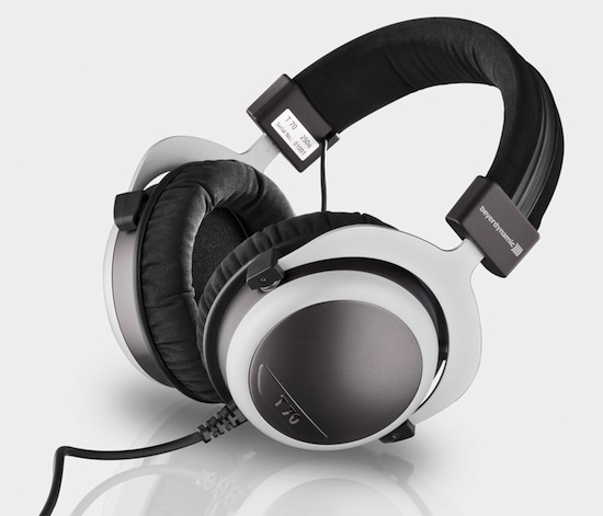 Beyerdynamic T70-250 ohms Le T70 de beyer dynamic est un casque fermé circum-aural qui vue sa taille et son poids ne sera pas des plus aisé à utiliser en nomade.