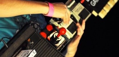 Dans ma platine : cTrix Un geek du nom de cTrix vient de se faire connaitre grace à une de ses inventions musicales complètement barrée : une Atari 2600 transformée en guitare qu’ il a appelé la gAtari.