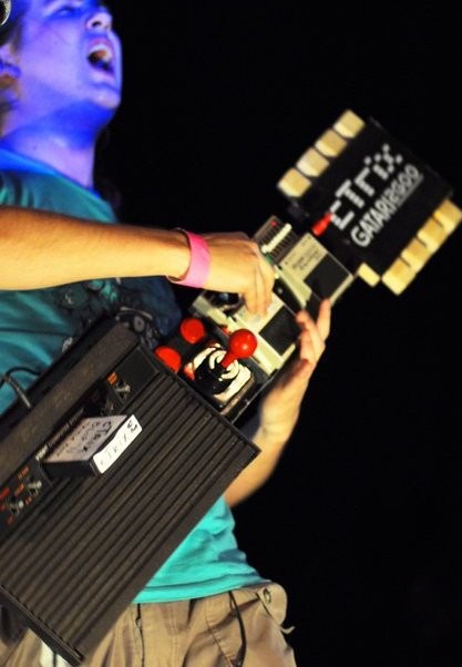 Dans ma platine : cTrix Un geek du nom de cTrix vient de se faire connaitre grace à une de ses inventions musicales complètement barrée : une Atari 2600 transformée en guitare qu’ il a appelé la gAtari.