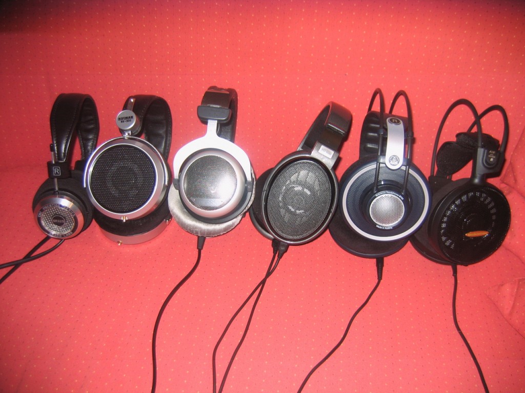 Comparatif de sept casques sédentaires (semi) ouverts Le Hifiman HE-300, entrée de gamme de la marque Chinoise Hifiman, m’a été prêté par un membre d’HCFR. Il sera le thème central de ce compte rendu. Toutefois, je ne viens pas seulement avec ce fameux HE-300 autour du cou