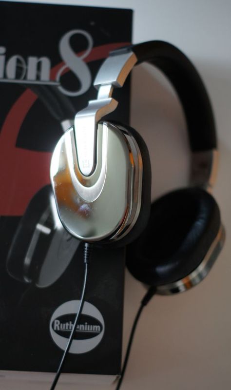 Feedback : Ultrasone Edition 8 Modèle très haut de gamme, particulierement luxueux, l’Ultrasone edition 8 est un casque rare qui allie matériaux nobles et look atypique à la limite du kitsch au service d’un casque fermé, aisément utilisable en nomade et forcément, vu ce qui précède, très cher…