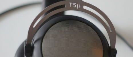 Test : Beyerdynamic T5P Présenté comme un casque nomade haut de gamme par le constructeur allemand, le Beyerdynamic T5P affiche des prestations qui le destinent également au monde sédentaire. Il bénéficie de la technologie Tesla, ainsi que d’un rendement très élevé grâce à ces 126 dB de puissance…