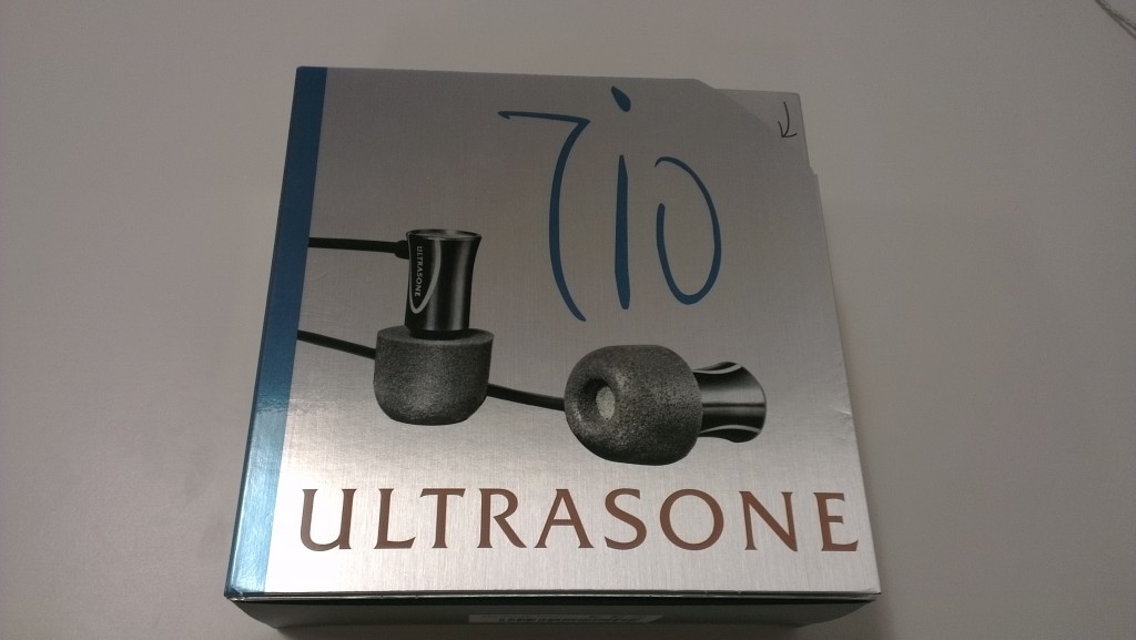 Test Ultrasone Tio : haut de gamme par son prix, et le son alors ? La marque allemande Ultrasone est habituellement connue pour ses casques audio d’un certain standing et ceci avec une signature particulière à la marque, mais qu’en est-il en intra ?
