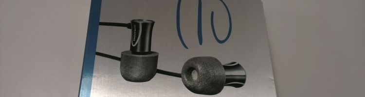 Test Ultrasone Tio : haut de gamme par son prix, et le son alors ? La marque allemande Ultrasone est habituellement connue pour ses casques audio d’un certain standing et ceci avec une signature particulière à la marque, mais qu’en est-il en intra ?