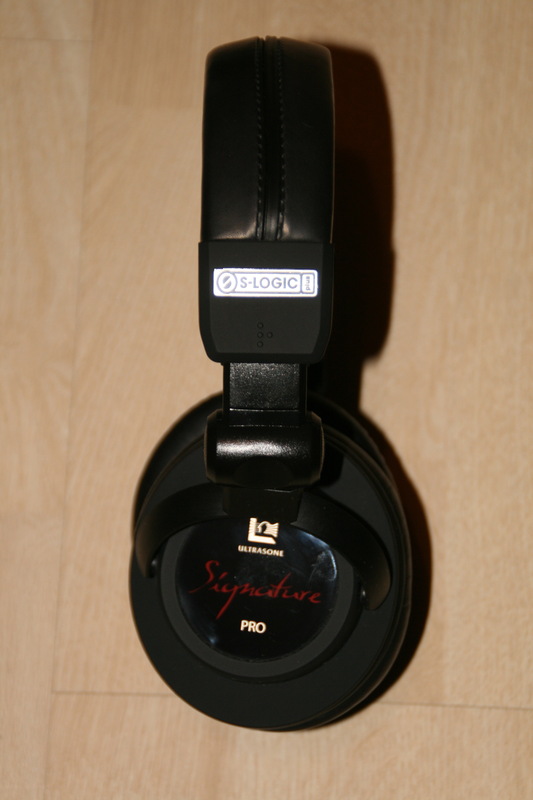 Ultrasone Signature Pro : Deutsche Qualität! Test réalisé par Ony . Marque Allemande orientée casques haut de gamme Ultrasone, au travers de son Signature Pro, propose un modèle cher (850 euros) qui est un des rares casques à ce niveau de tarif à être adapté au mode nomade.