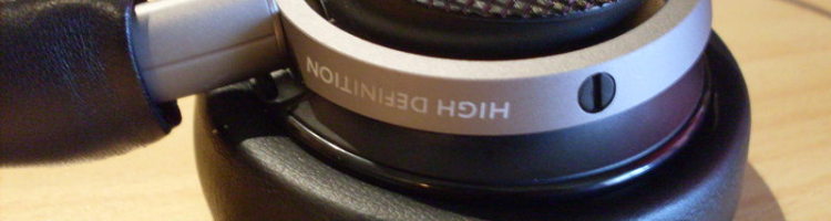Philips Fidelio M1 : Dark Side of fidelity ! Situé dans la même gamme tarifaire que le Sennheiser HD25 ou que le Focal Spirit One, le Fidelio M1 est doté d’une finition exemplaire ; mais est il capable d’offrir le même niveau de prestation que ses concurrents ?