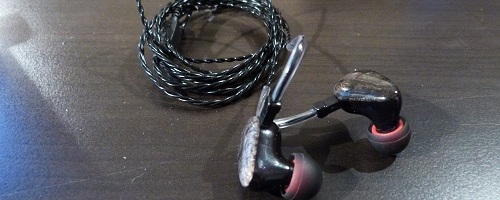 Test Heir Audio 5.0 Premiers intra-auriculaires universels alignant 5 drivers au monde, les Heir Audio 5.0 promettent beaucoup : ils sont censés être la version « universalisée » des CIEM Heir Audio 8.0, très largement appréciés.