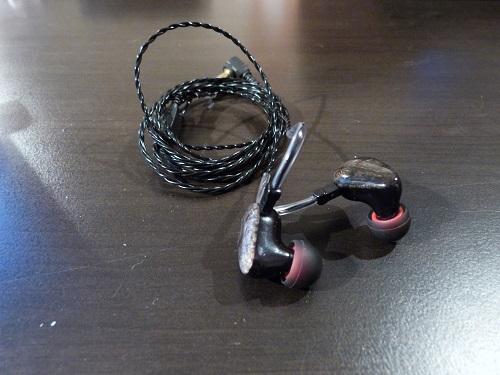 Test Heir Audio 5.0 Premiers intra-auriculaires universels alignant 5 drivers au monde, les Heir Audio 5.0 promettent beaucoup : ils sont censés être la version « universalisée » des CIEM Heir Audio 8.0, très largement appréciés.