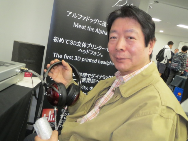 Fujiya Avic Headphone Matsuri (Automne 2013): Part 2 Part 2 : le sédentaire Il est temps d’entrer dans l’univers où les gens dansent sur leur canapé avec de drôles de boîtes rondes sur les oreilles. Et rien de tel pour ça que de casser un peu les mœurs et parler de boî-boîtes carrées avec …